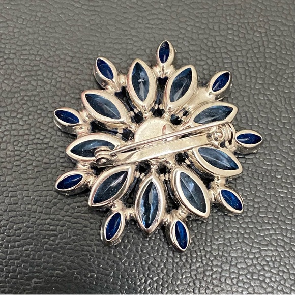 Vintage Unsigned Juliana 2-tone Blue Rhinestones Open Back Flower Brooch 13.7g - Picture 6 of 11